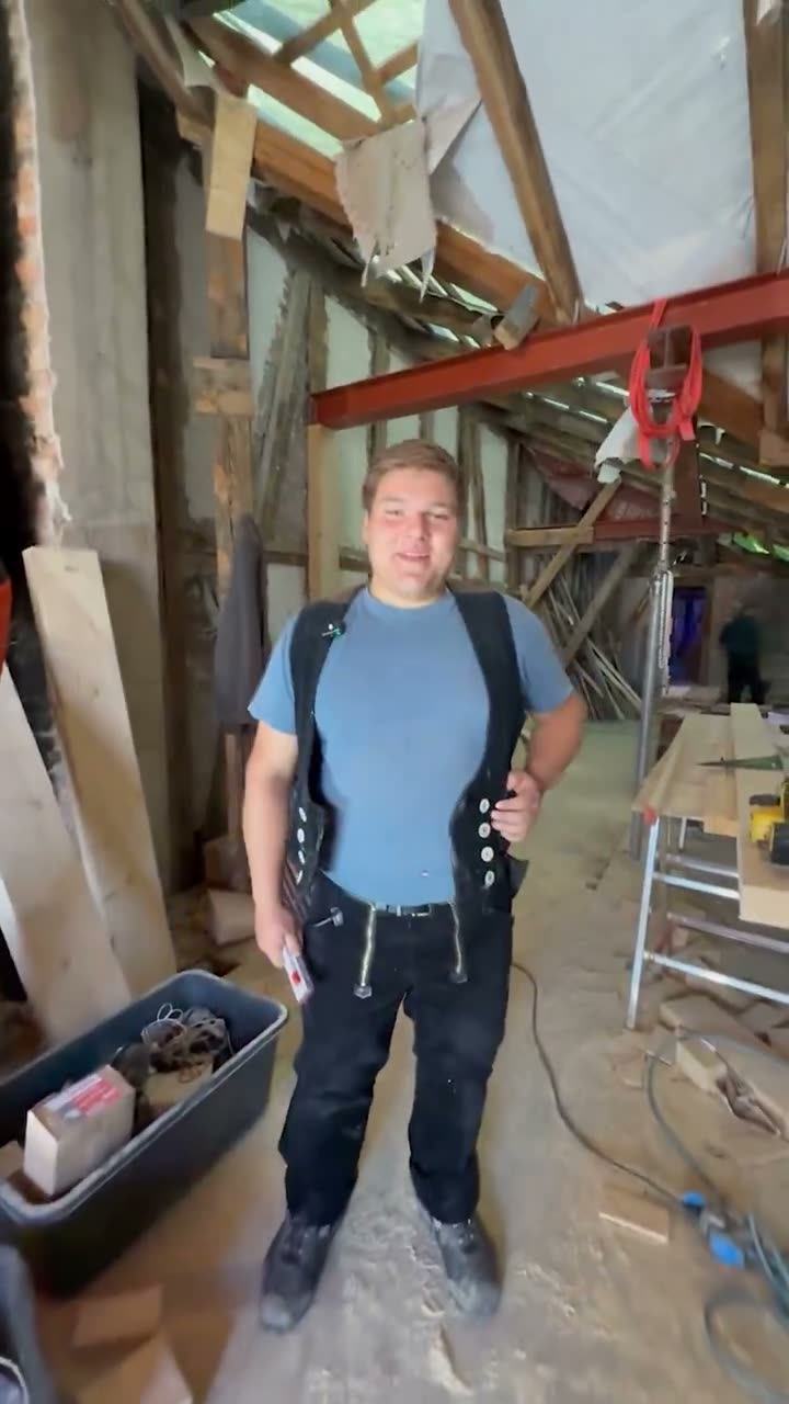 Porträtaufnahme eines Handwerkers im Rohbau als Hook für ein Recruiting-Reel